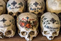 Bí mật ở nơi có hàng trăm hộp sọ được tô vẽ kỳ dị 