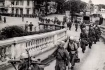 Ảnh độc: Giây phút chuyển giao quyền lực ở HN ngày 10/10/1954