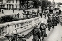 Ảnh độc: Giây phút chuyển giao quyền lực ở HN ngày 10/10/1954