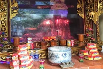 Huyền bí khối đá hình người cực thiêng trong đền Ông, động Bà 