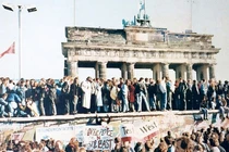 Những bức ảnh về Bức tường Berlin chia tách Đông Đức và Tây Đức