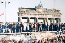 Những bức ảnh về Bức tường Berlin chia tách Đông Đức và Tây Đức