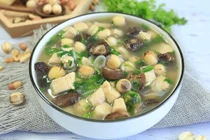 Hôm nay ăn gì: Canh gà hầm hạt sen ngọt dịu thích hợp ngày mưa ẩm