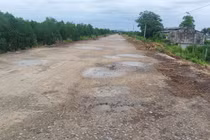 Thanh Hóa: Cận cảnh tuyến đê sông Cầu Chày bị nứt vỡ, xuống cấp