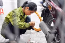 Cô gái 21 tuổi sửa xe máy mưu sinh tại Sài Gòn