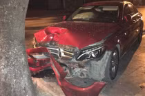 Mercedes C-Class tiền tỷ "hôn cây, nát đầu" tại Sài Gòn