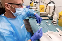 Video: Quốc gia đầu tiên dừng tiêm vaccine Covid-19