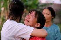 Khoảnh khắc người phụ nữ đoàn tụ gia đình sau 39 năm “mất tích"