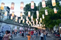 Video: Phố bích hoạ Phùng Hưng tấp nập sau thời gian “ngủ tránh dịch”