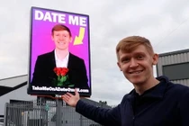 Video: Thuê biển quảng cáo "khủng" đăng thông tin tìm bạn gái và cái kết