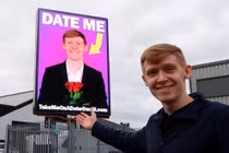 Video: Thuê biển quảng cáo "khủng" đăng thông tin tìm bạn gái và cái kết