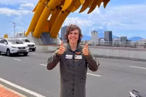 Video: Phi công Anh 16 tuổi bay vòng quanh thế giới đã đến Việt Nam