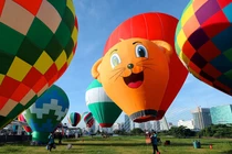 Khinh khí cầu bay rợp trời thành phố Hồ Chí Minh