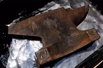 Video: Tại sao sắt chìm trong nước nhưng lại nổi khi thả vào thủy ngân?