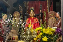 Kỳ lạ bức tượng biết “đứng lên, ngồi xuống” trong ngôi miếu cổ 