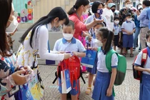 Video: Xúc động lá thư cô hiệu trưởng gửi phụ huynh học sinh lớp 1