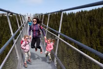 Video: Du khách phấn khích khi bước trên trên cây cầu treo dài nhất thế giới