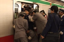 Công việc kỳ lạ: “nhồi người” lên tàu điện ngầm tại Nhật Bản