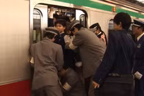 Công việc kỳ lạ: “nhồi người” lên tàu điện ngầm tại Nhật Bản