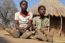 Video: Nguyên nhân khiến cả làng “người đà điểu” sở hữu bàn chân quái dị