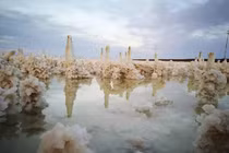 Video: Cận cảnh hồ muối “khủng” luôn có quân đội túc trực ngày đêm