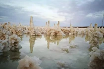 Video: Cận cảnh hồ muối “khủng” luôn có quân đội túc trực ngày đêm