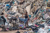 Video: Kinh hoàng “nghĩa địa quần áo khổng lồ” giữa sa mạc