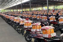 Video: Xôn xao hình ảnh “tặng quà Tết đến tận xe” cho công nhân