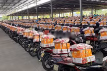 Video: Xôn xao hình ảnh “tặng quà Tết đến tận xe” cho công nhân