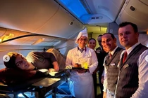 Lần đầu đi máy bay của cô gái cao nhất thế giới