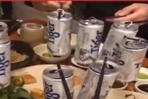 Video: Cười ngất với 1001 kiểu rước đèn Trung thu