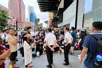 Video: Apple Store ở Singapore không cho khách xếp hàng mua iPhone 14