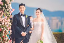 Cặp đôi “Hạ cánh nơi anh” hạnh phúc đón con trai đầu lòng