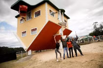 Video: Bên trong ngôi nhà lộn ngược khiến dân tình “điên đảo”