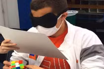 Video: Lập kỷ lục thế giới: bịt mắt giải khối rubic siêu tốc