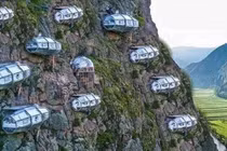 Video: Qua đêm tại “khách sạn treo lơ lửng” bên vách núi