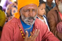 Video: Kinh dị bộ tộc sống chung với rắn độc