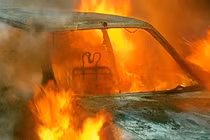 Video: “Truyền thống” kỳ quặc đốt ô tô ngay đầu Năm mới ở Pháp