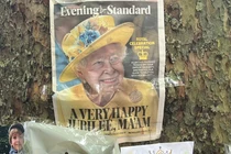 Video: “Biển người” tới Cung điện Buckingham tiễn biệt Nữ hoàng Anh