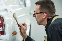 Video: Chân dung người duy nhất vẽ tay từng đường kẻ Rolls-Royce