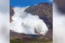 Video: Kinh hoàng khoảnh khắc trận tuyết lở ập xuống vách đá