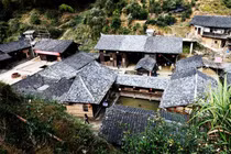 Kỳ lạ ngôi làng giữa ao tù nước đọng 100 năm không có muỗi