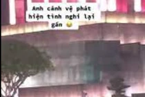 Video: "Hai đối tượng" lẻn vào khuôn viên Lăng Bác được cảnh vệ thơm má