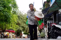 Video: Chuyện tình đẹp của ông bà mù dắt tay nhau bán chổi ở Hà Nội