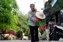 Video: Chuyện tình đẹp của ông bà mù dắt tay nhau bán chổi ở Hà Nội