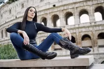 Video: Cuộc sống cô gái có đôi chân dài nhất thế giới