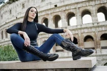 Video: Cuộc sống cô gái có đôi chân dài nhất thế giới