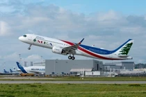 Nổ súng chỉ thiên ăn mừng, một máy bay chở khách trúng đạn lạc