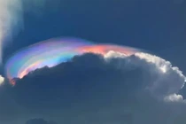 Video: Bí ẩn “Dải khăn” 7 sắc màu vắt ngang bầu trời ở Trung Quốc