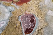 Video: Hồ nước đỏ thẫm có hình dáng tựa trái tim đang đập giữa sa mạc